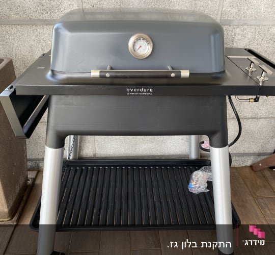 גריל גז שחור עם מד טמפרטורה ומדפים צדדיים